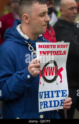 White Pride Demo a Manchester, Regno Unito 28th marzo 2015. Cartello "North West infidels" tenuto da dimostranti al fronte Nazionale di Piccadilly. Gli arresti sono stati effettuati fino a destra gruppo 'White Pride' riunitosi a Manchester per organizzare una dimostrazione quando circa 50 membri del gruppo sventolavano bandiere e marciavano attraverso Piccadilly Gardens. Gli attivisti antifascisti hanno organizzato una contromisura e la polizia ha separato le due parti. La polizia della Greater Manchester ha detto che sono stati effettuati due arresti, uno per una violazione della pace. Il secondo è stato anche ritenuto per un reato di ordine pubblico. Foto Stock