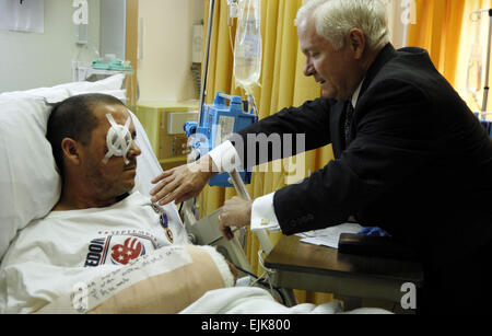 Il Segretario della Difesa Robert M. Gates presenta il cuore viola medaglia a U.S. Il personale dell'esercito Sgt. Brent A. Homan Giugno 13, 2007 a Landstuhl Regional Medical Center in Germania. Homan è stato ferito in azione a Balad in Iraq, 11 giugno 2007. Cherie A. Thurlby. Foto Stock