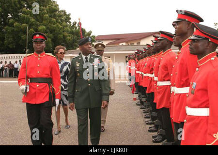 Stati Uniti Esercito gen. William E. Ward, centro, U.S. Comando europeo vice, E DEGLI STATI UNITI Ambasciatore a Ghana Pamela Bridgewater, posteriore, ispezionare ghanesi militari in Birmania Camp in Accra, Ghana, il 6 agosto 2007. Ward ha visitato la nazione in uno sforzo per rafforzare le relazioni con le nazioni africane. Il cap. Darrick Lee, U.S. Air Force. Foto Stock