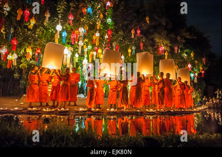 I monaci buddisti rilasciando cinese lanterne di carta presso il Loy Krathong festival della luce di Chiang Mai Foto Stock