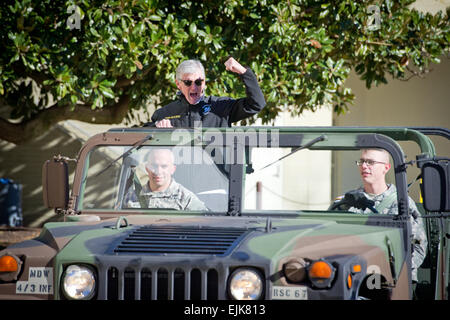 Segretario dell'esercito John McHugh fa il suo ingresso su un esercito Humvee, davanti a una folla di esercito di appassionati di calcio all'esercito vai pep rally al Pentagono dic. 13, 2013, Washington, DC. La 114Army-Navy gioco è impostato per 3 p.m. Dic. 14, 2013 a Filadelfia il Lincoln Financial Field. US Army Spc. John G. Martinez Foto Stock
