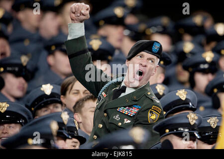 Un soldato celebra durante il centodecimo riproduzione del Army-Navy gioco di calcio al Lincoln Financial Field di Philadelphia, Dic 12, 2009. Stati Uniti Navy Petty Officer 1. Classe Ciad J. McNeeley Foto Stock