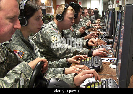 Un drappello di soldati per saperne di comunicazione e abilità decisionale durante le missioni virtuale al Grafenwoehr Area Formazione, Germania, come parte del settimo esercito Accademia NCO leader guerriero corso, 26 maggio 2009. Christian Marquardt Foto Stock