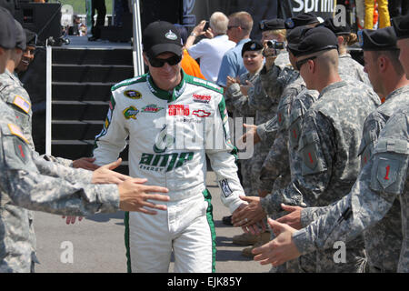 I soldati della quarta brigata di fanteria combattere la squadra, 1a Divisione di Fanteria salutare Dale Earnhardt Jr, driver del numero 88 AMP Energy Drink/Guardia Nazionale auto in NASCAR Sprint Cup Series, come essi partecipare a presentazioni di driver a Kansas Speedway, 5 giugno. Quasi 300 soldati del "Big Red One" hanno partecipato nel pre-gara cerimonie compreso il conducente introduzione cordon, il colore della guardia e dispiegarsi due giganti di bandierine americane durante l'inno nazionale. Stati Uniti Army Sgt. 1. Classe Jake A. Newman, 1a Divisione di Fanteria Foto Stock