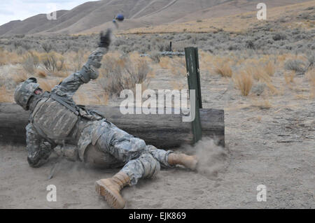 Un soldato da 2° Stormo, quattordicesimo reggimento di cavalleria, 2° Stryker Brigade Combat Team, XXV divisione di fanteria, Lancia una granata di formazione da dietro il coperchio durante la Hand Grenade formazione dal 14 Ottobre presso Yakima Training Center, Washington. I soldati di cavalleria, da Schofield Barracks, Hawaii, distribuito a Yakima Training Center per condurre una dura, addestramento realistico oltre i robusti e terreno montuoso nello stato di Washington. Foto Stock