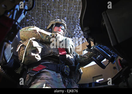 Stati Uniti Army Spc. Aaron Hanson mans il tiratore la torretta di un veicolo blindato durante le operazioni di combattimento in Kotub Khel, vicino a combattere fuori Post McClain, nov. 26, 2012, nella provincia di Logar, Afghanistan. Hanson è assegnato al Bulldog truppa, 1° Stormo, 91Calvario reggimento 173rd Airborne Brigade Combat Team. Stati Uniti Army Spc. Alexandra Campo Foto Stock