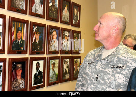 Lt. Gen. Robert W. cono, Comandante generale del III Corps e di Fort Hood in Texas, guarda le foto appese nella sala del ricordo. La hall è stato ufficialmente aperto al pubblico il 11 gennaio 2010, e onora i caduti con un Texas centrale o di Fort Hood affiliazione. Sala del ricordo si apre a Fort Hood /-news/2010/01/20/33153-hall-di-ricordo-apre a fort-cofano/index.html Foto Stock