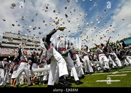 La classe del 2011 prende parte all'annuale Hat Toss dopo essere stato respinto dal comandante di Cadetti Brig. Gen. Bill Rapp. Tommy Gilligan/West Point pubblici affari. Foto Stock