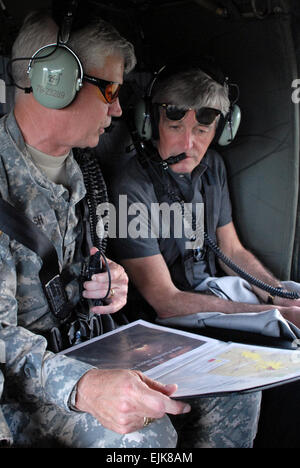 Il maggiore generale Michael Walsh, comandante dell'U.S. Esercito di ingegneri Mississippi Valley Division, spiega la recente operazione di l'Uccello Point-New Madrid Floodway agli onorevoli John McHugh, segretario dell'U.S. Esercito, durante un tour in elicottero di opere civili progetti in New Orleans, 24 maggio 2011. USACE foto di Jenny Marc Foto Stock