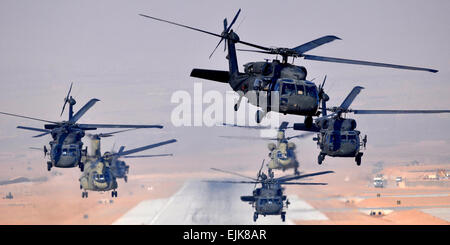 Sei UH-60L i falchi nero e due CH-47F Chinooks, assegnato alla Task Force Brawler, 4° Battaglione, 3° Reggimento di aviazione, Task Force Falcon, lanciare contemporaneamente una missione diurna gen. 18 dalla base multinazionale Oggi Tarin Kowt. Foto Stock