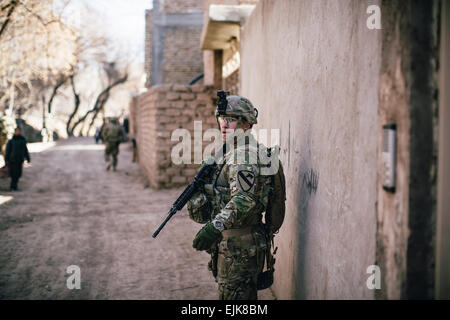 Un soldato assegnato alla Società Delta, 1° Stormo, 8° reggimento di cavalleria, 2° Brigata Team di combattimento, 1° Divisione di cavalleria, conduce una pattuglia di presenza attorno all'U.S. Consolato di Herat, Afghanistan, 5 gennaio 2014. Cpl. Alex Flynn Foto Stock