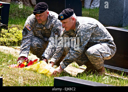 Stati Uniti Esercito Comandante Garrison-Yongsan Col. Dave Hall a sinistra e il comando Sgt. Il Mag. Ralph Rusch aveva luogo fiori sulla tomba di Staff Sgt. Robert E. Bryant, 5 Giugno presso il Yanghwajin missionario straniero cimitero in Seoul. Bryant, che è stato ucciso in azione in Vietnam nel 1972, è tra i più di 20 militari statunitensi reduci sepolto al cimitero. Photo credit: David McNalley Leggere di più dei successi di Yongson eroi nascosti /-news/2009/06/09/22338-yongsan-onori-nascosto eroi/ A / / Foto Stock