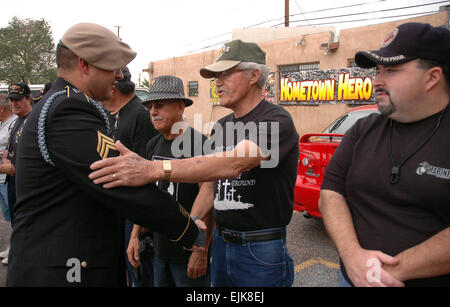 SANTA FE, N.M. - Sgt. 1. Classe Leroy A. Petry, 75o Reggimento Ranger Medal of Honor destinatario, viene accolto dai membri della American Legion Post 01 in Santa Fe, 30 luglio. Petry ha visitato la sua città natale per la prima volta poiché riceve la medaglia d'onore, 12 luglio. Sgt. 1. Classe Michael R. Noggle, USASOC Public Affairs Office Foto Stock