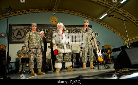 Lt. Gen. William G. Webster diritto, Terza Armata comandante generale, Sgt. Il Mag. dell'esercito Kenneth O. Preston sinistra e Santa Claus medio parlare con soldati durante il sergente maggiore dell'esercito di speranza e di libertà Tour a Camp Arifjan, Kuwait, dic. 17. Lt. Gen. Webster ha ringraziato i soldati per il loro duro lavoro durante tutta la stagione delle feste che continuano a mantenere la loro disponibilità ad affrontare qualsiasi sfida che possono insorgere nel terzo dell'Esercito 20-paese area di responsabilità. /-News/2010/12/22/49787-sma-preston-host-la sua... /-News/2010/12/22/49787-sma-preston-host-his-finale-speranza-e-libertà-tour/i Foto Stock