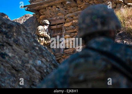 Stati Uniti Army Spc. Nathan H. Willett foreground, leader di un team da Lynn, arca. fornisce la sicurezza per gli Stati Uniti Army Spc. Christopher W. Childs, un M249 squad arma automatica gunner da Garland, Texas, assegnato alla società B, 1° Battaglione, 327Reggimento di Fanteria, Task Force Bulldog, come egli controlla un altro versante della montagna residence durante una comune operazione di azzeramento del Pech River Valley in Afghanistan orientale della provincia Kunar nov. 23. Stati Uniti Il personale dell'esercito Sgt. Contrassegnare Burrell, Task Force Bastogne Affari pubblici Foto Stock