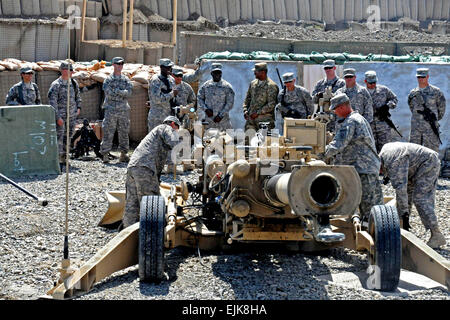 Stati Uniti Esercito Pvt. 2a classe Jeff Frizzell, cannoneer, E DEGLI STATI UNITI Army Sgt. Robert Sullivan, gunner, condurre un trapano di competenza di dimostrazione con colleghi in un campo-3/321 Reggimento di Artiglieria Mercoledì a inoltrare una base operativa di Salerno. I soldati eseguita il trapano con una M777A2 obice mentre viene osservato da U.S. Comando Esercito Sgt. Il Mag. Marvin Hill, senior leader arruolato, la forza internazionale di assistenza alla sicurezza/STATI UNITI Forces-Afghanistan. Foto Stock