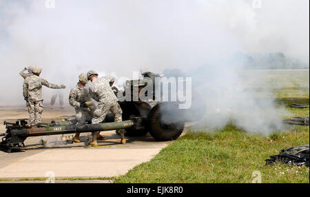 I soldati appartenenti al 1-141Campo st reggimento di artiglieria, il Washington artiglieria, Louisiana Guardia nazionale, ricaricare prima della cottura di un altro guscio durante un 15-cannon saluto a out-andando Il Mag. Gen. Luis R. Visot durante un cambio del comando cerimonia al NAS OCR di New Orleans, Sabato 19 Maggio. Foto Stock