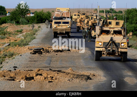 Stati Uniti I membri dell'esercito con 782nd Alfa Azienda a fare il loro modo attorno al gigantesco improvvisato dispositivo esplosivo blast fori che sono stati creati solo poche ore prima del loro convoglio passando attraverso 30 Aprile Afghanistan meridionale. Gli Stati Uniti Esercito convoglio appena avanti del 782nd subito uno ferito da IED blast e molti soldati feriti. IED sono tra i top minaccia per gli Stati Uniti e le forze della coalizione in servizio in Afghanistan adesso. Foto Stock