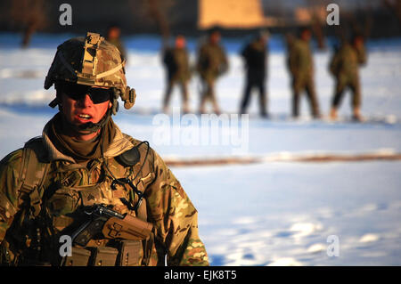 Stati Uniti Army Sgt. Jeffrey Letizia conduce la sua squadra per l'ultimo edificio di essere cancellati durante un intervento destinato a scoprire improvvisato dispositivo esplosivo materiali e di aumentare la sicurezza della popolazione locale nella provincia di Paktya, Feb. 20. Stati Uniti Esercito 1Lt. Nicholas Rasmussen, Task Force letale Foto Stock