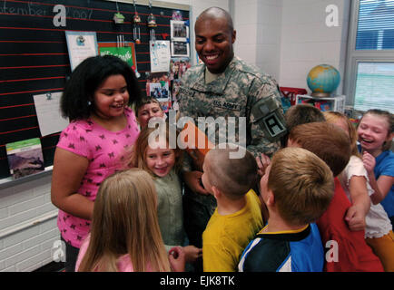 Stati Uniti Esercito 1Lt. Anthony Buchanan, il Camp Atterbury public affairs office, ottiene un abbraccio dopo la lettura di un libro per bambini del lato est della scuola elementare di Edimburgo, Ind. sett. 11, 2007. Soldati sono stati invitati a partecipare a leggere con un eroe giorno per commemorare sett. 11, 2001. Soldati, nonché di polizia e vigili del fuoco, i leader della comunità e volontari, leggere storie per bambini con temi come il patriottismo, di giustizia, di tolleranza e di eventi che si sono svolti in quel giorno. Il personale Sgt. Russell Kilka Foto Stock