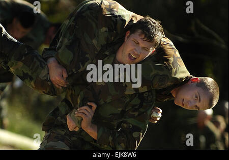 Ufficiale di riserva addestramento corpo di ROTC cadetti Steven Mason e Stephen Furey, della Università orientale Michigan, competono nel trasporto dei pompieri durante il concorso di sfida di Ranger di ROTC dell'esercito 2007 tenuto a Camp Atterbury, Ind., 20 ottobre 2007. Il 9° e 10° evento Brigata della Regione Occidentale del ROTC ha attirato circa 350 Cadetti che hanno partecipato con le università di Wis., Ind., Ill. E Mich. staff Sgt. Russell Lee Klika Foto Stock