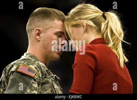 Stati Uniti Army Spc. Christopher Ruppel, del 76th della brigata di fanteria combattere la squadra, dice addio a Sammy Fischer prima dell'inizio della brigata la cerimonia di partenza al RCA Dome di Indianapolis, Ind. Gen 2, 2008. Con più di 3.400 soldati provenienti da circa trenta Indiana europee la distribuzione per dodici mesi in giro in Iraq, questo è il più grande Indiana Guardia Nazionale di distribuzione dal la seconda guerra mondiale. Il cap. Greg Lundenberg Foto Stock