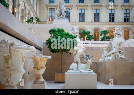 Sculture sul display nella sezione di richelieu del Musee du Louvre, Parigi, Francia Foto Stock