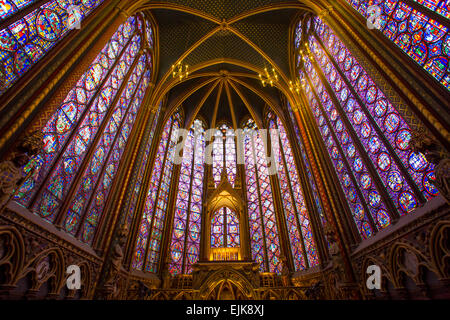 Le finestre di vetro macchiate di Sainte Chapelle, Parigi, Francia Foto Stock