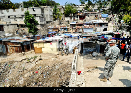 Stati Uniti Esercito Lt. Col. David Doyle, sinistra, comandante della ottantaduesima Airborne Division il 2° Battaglione, 325Airborne Reggimento di Fanteria, mutandine Lt. Gen. Ken Keen, comandante generale della Joint Task Force Haiti, in campi per sfollati residenti nella propria area di responsabilità nel Port-Au-Prince, Haiti, 16 marzo 2010. Senior Chief Spike chiamata Foto Stock