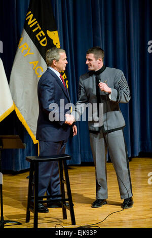 Il Presidente George W Bush stringe la mano con il senior Benjamin Amsler, Cadet Primo Capitano, prima della sua sessione di domande e risposte con la classe senior a Eisenhower Hall martedì. Amsler presentato più tardi il Presidente Bush con un regalo dal Corpo dei Cadetti. Foto Stock