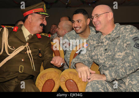 Di recente nominato il Mag. Gen. Abdull Ameer, comandante dell'esercito iracheno xii divisione di fanteria, parla del suo recente promozione con Col. Matthew Russell, XVIII Engineering Comandante di brigata, prima di una cerimonia di commemorazione annuale di esercito iracheno giorno, Jan 6, 2009. Esercito iracheno Day è una celebrazione delle forze irachene e tutti hanno sacrificato e compiuta nella ricostruzione dell'Iraq. Petty Officer di 2a classe di Brian L. Short-Not rivisti Foto Stock