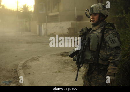 Stati Uniti Army Spc. Carlos Santos sondaggi le strade di madrassa Jamia, Iraq, per attività di insorti Luglio 29, 2007. Santos è assegnato al primo battaglione, 64th Armor reggimento, 2° Brigata Team di combattimento, terza divisione di fanteria fuori di Camp Liberty, Iraq. Master Sgt. Brian L. Boone Foto Stock