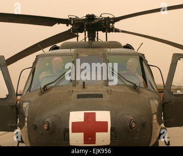 Stati Uniti Esercito il Mag. Robert Kneeland, a destra il comandante della 45th Medical compagnia Air Ambulance, e Chief Warrant Officer 3 Kevin W. Giordania, preparatevi a fare una corsa su un UH-60un Black Hawk in elicottero al Asad Air Base, Iraq, 17 maggio 2007. Eseguire ups sono eseguiti per garantire che tutte le attrezzature e l'elicottero stesso funzionano correttamente prima di condurre missioni. Sgt. Maryalice Leone Foto Stock