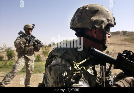 Stati Uniti Pfc dell'esercito. Joshua Smith e Sgt. Trento Boone, entrambi della truppa di alfa, 27 reggimento di cavalleria, quarta brigata Team di combattimento, fornire protezione durante un buon vicino di casa la missione a Mosul, Iraq, Sett. 19, 2007. Airman 1. Classe Christopher Hubenthal Foto Stock