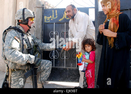 Corpi multinazionali - Iraq Il comando Sgt. Il Mag. Neil Ciotola distribuisce giocattoli ad una famiglia di Baghdad Hurriyah del quartiere in Iraq sett. 20, 2007. Ciotola era in Hurriyah con MNC-io comandante tenente Gen. Ray odierno per visitare locali avamposti di combattimento. Il personale Sgt. Curt Cashour rilasciato Foto Stock