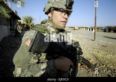 Un U.S. Soldato dell'esercito da Charlie Company, 6° Stormo, 9° reggimento di cavalleria, 3° Brigata Team di combattimento, 1° Divisione di cavalleria fornisce la sicurezza durante una pattuglia in Muqadiyah, Iraq, Sett. 20, 2007. Il personale Sgt. Shawn Weismiller Foto Stock