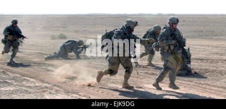 Stati Uniti I soldati dell esercito corrono verso un recinto durante una missione di addestramento nei pressi di Camp Ramadi, Iraq, Sett. 25, 2007. Sgt. Andrew D. Pendracki Foto Stock