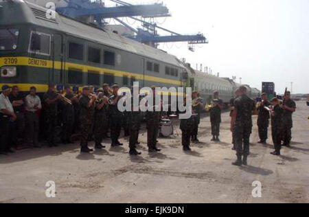 Una band britannica ha suonato presso il porto di Umm Qasr, Iraq il 19 aprile 2003 in festa per la riapertura del Iraq sistema ferroviario. L'Iraq sistema ferroviario è stato riaperto come parte dell'Operazione Iraqi Freedom, per aiutare a restituire l'Iraq a uno stato normale. Spc. Bobby Miller Data Shot: 20030419 Fotografo: SPC. BOBBY MILLER Foto Stock