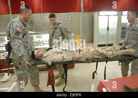 Stati Uniti Air Force Airman 1. Classe Lee Davis, dal 407 comunicazioni Expeditionary Squadron, viene effettuata della base impianto pranzo su una barella durante un incidente di massa esercitano su Ali Air Base, Iraq, 28 giugno 2007. L'esercizio è stato progettato per testare le capacità dei primi responder da parte degli Stati Uniti Air Force, U.S. Esercito, Esercito Australiano e Rumeno army medical team sul trattamento del 34 vittime in modo tempestivo. Master Sgt. Robert W. Valenca rilasciato Foto Stock