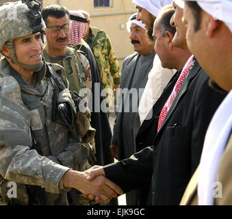 Stati Uniti Esercito Lt. Col. Christopher Vaní?ek, task force comandante della brigata 1a combattere la squadra, 87th Reggimento di Fanteria, decima divisione di montagna, visite Tag Tag, Iraq, nov. 28, 2007. Vaní?ek parteciperà a una riunione per avere i leader locali a firmare un contratto per avere 5.500 interessati cittadini locali fissano i loro quartieri in coordinamento con le forze di sicurezza irachene e il governo provinciale. Il personale Sgt. Samuel Bendet Foto Stock