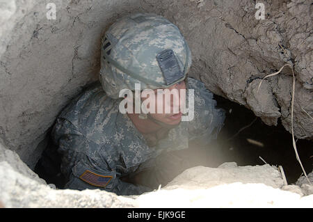 Un U.S. Soldato dell'esercito dal 2° plotone, Bravo Company, 1° Battaglione, trentesimo Reggimento di Fanteria, 2° Brigata Team di combattimento, terza divisione di fanteria ispeziona un foro durante la pattuglia smontati in arabo Jabour, Iraq, nov. 29, 2007. Il plotone è affidata la missione di conservare e mantenere la zona protetta. Spc. Angelica Golindano Foto Stock