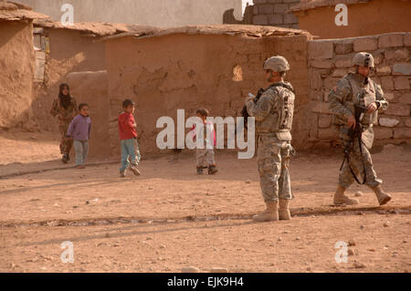 Stati Uniti I soldati dell esercito attaccato al terzo squadrone, 3° Armored reggimento di cavalleria pattugliare una zona al di fuori di Mosul, Iraq, gen. 4, 2008. Spc. Kieran Cuddihy Foto Stock