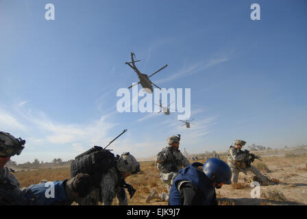 Stati Uniti I soldati dell esercito assegnato alla società alfa, 2° Brigata, 101st Airborne Division Air Assault in stand by come helos decollare in Iskandaria, Iraq, durante un'operazione dic. 20, 2007. Petty Officer 2a classe Kim Smith Foto Stock