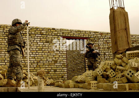 Stati Uniti Esercito di ingegneri Bob Mabry, destra e U.S. Esercito il Mag. John Schulz, dal bravo Company, 418th gli affari civili battaglione, costruzione del sondaggio al Neel Scuola Elementare di Baghdad, Iraq, 27 febbraio 2008. La scuola dispone di 12 aule, un'area amministrativa, caffetteria, sale di riposo ed eventualmente un campo di calcio. Il personale Sgt. Jason T. Bailey FOUO Foto Stock