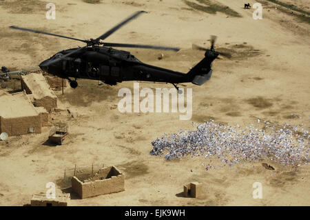 Stati Uniti I soldati dell esercito da 350Tactical operazioni psicologiche, decimo Montagna divisione condurre un foglietto goccia su diversi villaggi che circondano Hawijah nella provincia di Kirkuk, Iraq, 6 marzo 2008. I volantini sono destinate a promuovere l'idea del governo autonomo a zona residenti. Il personale Sgt. Samuel Bendet rilasciato Foto Stock