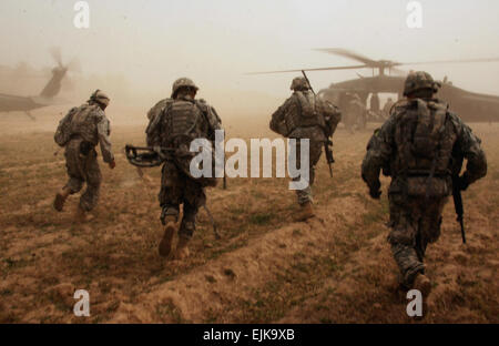 Stati Uniti I soldati dell esercito esegui per UH-60 Black Hawk elicotteri dopo la conduzione di una ricerca di armi cache Albu Issa, Iraq, 12 marzo 2008. I soldati sono dal primo plotone, Alfa Company, 3° Battaglione, 187th Reggimento di Fanteria, 3° Brigata Team di combattimento, 101st Airborne Division. Spc. Luca Thornberry, Foto Stock