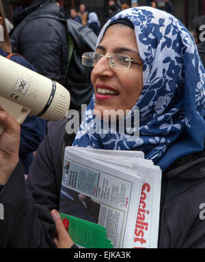 Manchester, Regno Unito 28 marzo, 2015. Donna asiatica con megafono loudhailer, gli oppositori alla combinazione di fronte nazionale e orgoglio bianco Demo in Piccadilly. Gli arresti sono stati effettuati come estrema destra 'White Pride' gruppo raccolto in Manchester allo stadio una dimostrazione quando circa 50 membri del gruppo sventolate le bandiere e hanno marciato attraverso Piccadilly Gardens. Anti-fascista gli attivisti in scena un contatore-dimostrazione e linea di polizia separate le due parti. Greater Manchester Police detti due arresti sono stati eseguiti uno per una violazione della pace. Foto Stock