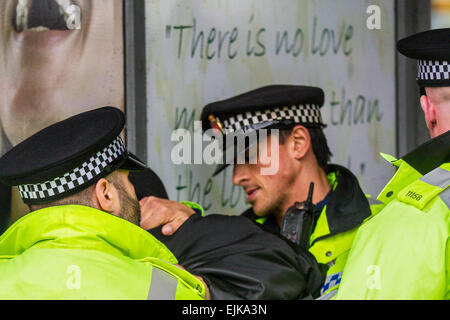 Manchester, Regno Unito 28 marzo, 2015. 'Non vi è amore' Il confronto con la polizia del Fronte nazionale e orgoglio bianco Demo in Piccadilly. Gli arresti sono stati effettuati come estrema destra 'White Pride' gruppo raccolto in Manchester allo stadio una dimostrazione quando circa 50 membri del gruppo sventolate le bandiere e hanno marciato attraverso Piccadilly Gardens. Anti-fascista gli attivisti in scena un contatore-dimostrazione e linea di polizia separate le due parti. Greater Manchester Police detti due arresti sono stati eseguiti uno per una violazione della pace. Il secondo si è svolto anche per un ordine pubblico reato. Credito: Mar fotografico/Alamy Live News Foto Stock