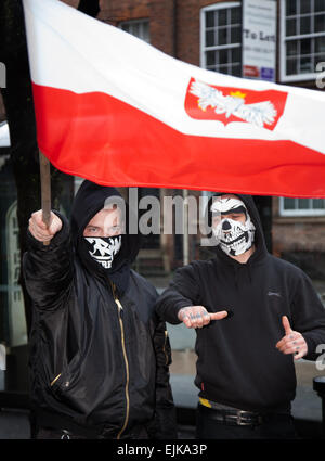 Manchester, Regno Unito 28 marzo, 2015. Estrema destra manifestanti con bandiere e striscioni in corrispondenza del Fronte nazionale e orgoglio bianco Demo in Piccadilly. Gli arresti sono stati effettuati come estrema destra 'White Pride' gruppo raccolto in Manchester allo stadio una dimostrazione quando circa 50 membri del gruppo sventolate le bandiere e hanno marciato attraverso Piccadilly Gardens. Anti-fascista gli attivisti in scena un contatore-dimostrazione e linea di polizia separate le due parti. Greater Manchester Police detti due arresti sono stati eseguiti uno per una violazione della pace. Il secondo si è svolto anche per un ordine pubblico reato. Foto Stock