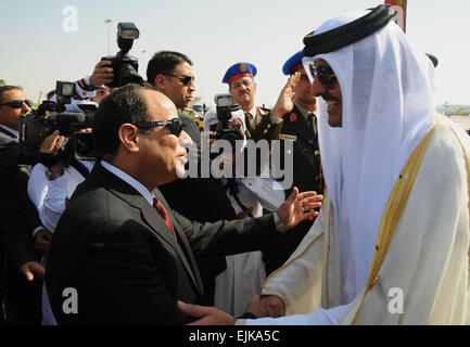 Marzo 29, 2015 - Sharm Al-Sheikh, Sharm el-Sheikh, Egitto - Egitto il Presidente Abdel Fattah AL-SISI (L) riceve Qatar Sheikh Tamim Bin Hamad Al Thani al momento del suo arrivo in vista del Vertice della Lega araba a Sharm el-Sheikh, nel South Sinai governatorato, a sud del Cairo. Lega Araba i capi di Stato dovranno tenere una due giorni di summit per discutere di una serie di conflitti nella regione, incluso lo Yemen e la Libia, come pure la minaccia rappresentata da uno Stato islamico militanti. Presidenza egiziana. © Presidenza egiziana APA/images/ZUMA filo/Alamy Live News Foto Stock